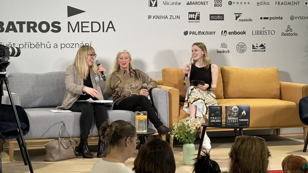 Helen Fieldsová při besedě na knižním veletrhu Svět knihy 2026 spolu s překladatelkou a moderátorkou