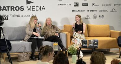 Helen Fieldsová při besedě na knižním veletrhu Svět knihy 2026 spolu s překladatelkou a moderátorkou