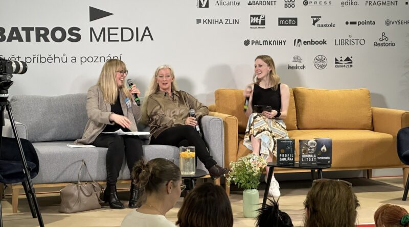 Helen Fieldsová při besedě na knižním veletrhu Svět knihy 2026 spolu s překladatelkou a moderátorkou